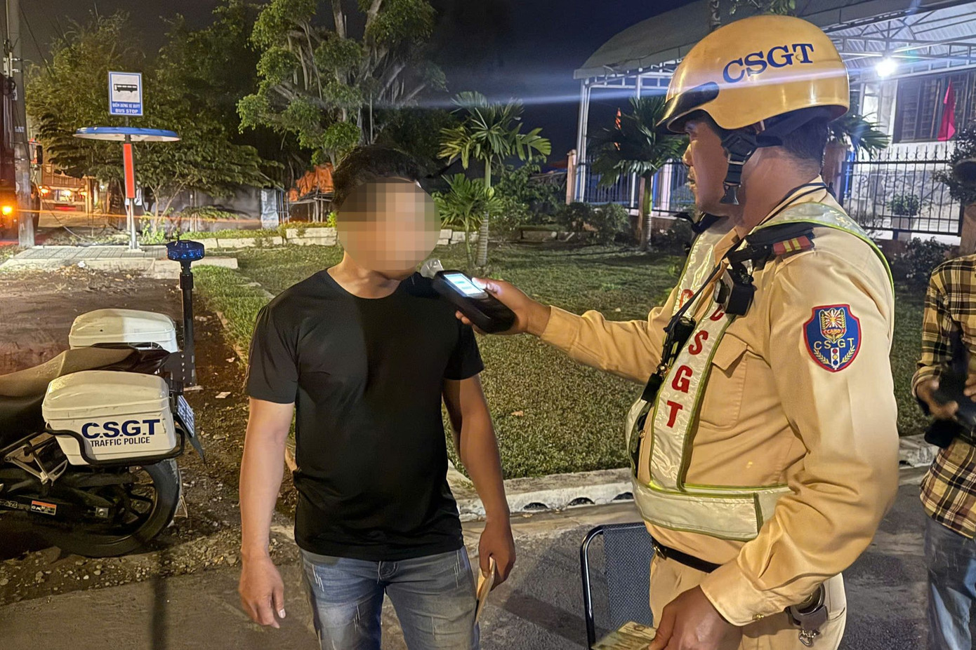 Lực lượng CSGT kiểm tra nồng độ cồn tài xế. Ảnh: PC08.