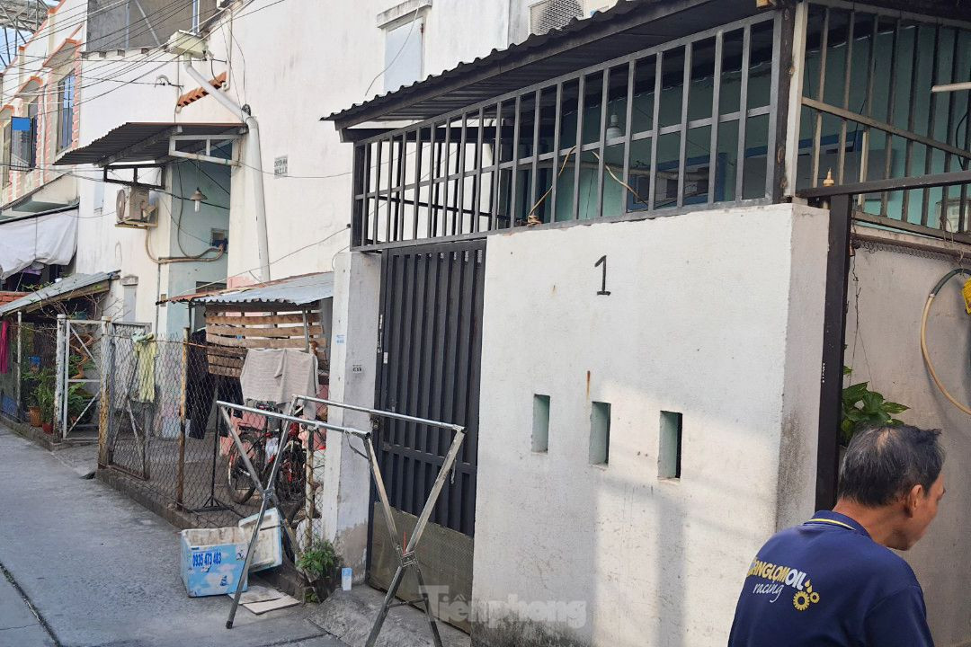 Căn nhà xảy ra vụ việc được chắn bởi dụng cụ phơi áo quần. Ảnh: Hoàng Thuận. Căn nhà xảy ra vụ việc được chắn bởi dụng cụ phơi áo quần. Ảnh: Hoàng Thuận.