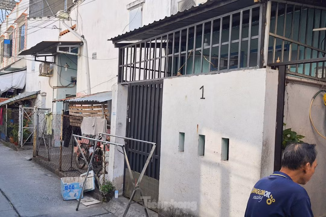 Căn nhà xảy ra vụ việc được chắn bởi dụng cụ phơi áo quần. Ảnh: Hoàng Thuận. Căn nhà xảy ra vụ việc được chắn bởi dụng cụ phơi áo quần. Ảnh: Hoàng Thuận.
