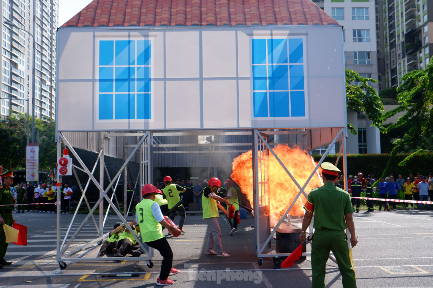 Các vận động viên thực hành phần thi chữa cháy, cứu người. Ảnh: Hoàng Thuận.