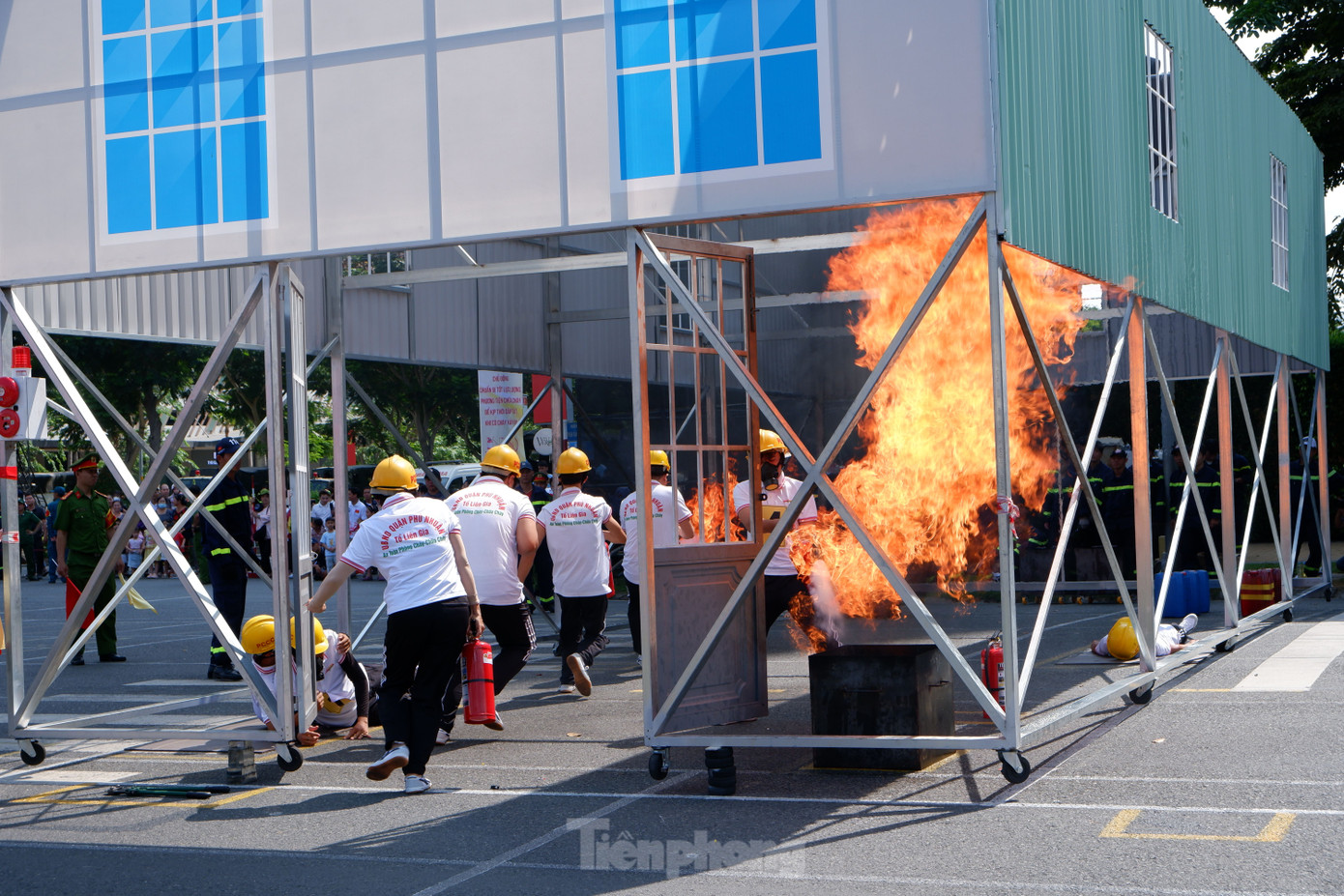 Tổ liên gia an toàn PCCC của quận Phú Nhuận thi thực hành. Ảnh: Hoàng Thuận.