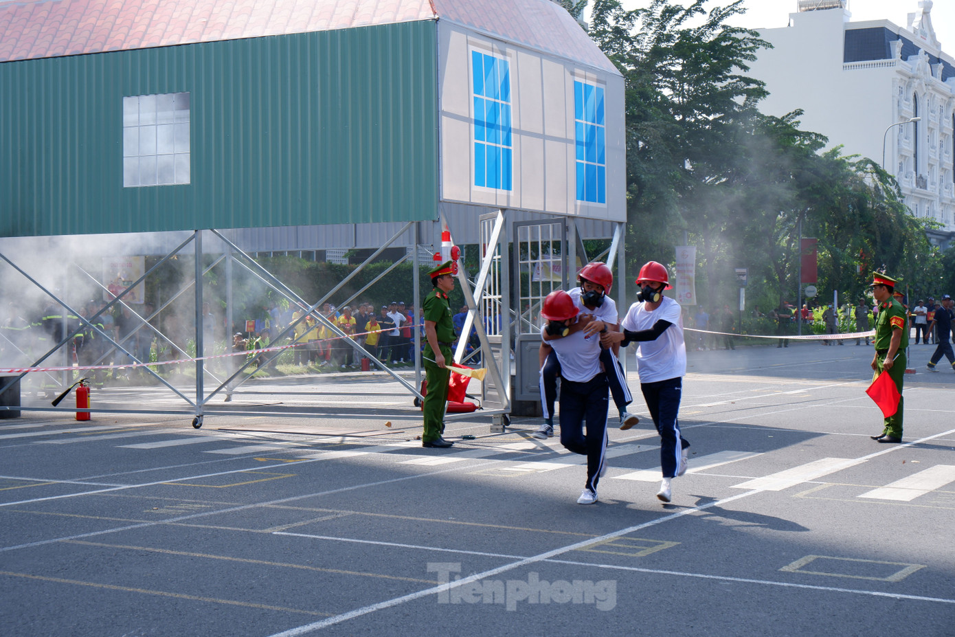 Các vận động viên cứu người ra khỏi đám cháy. Ảnh: Hoàng Thuận.