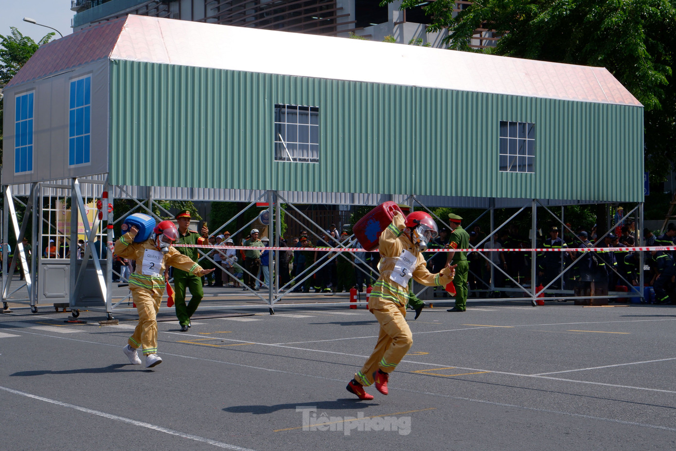 Các vận động viên di chuyển tài sản ra khỏi nơi xảy ra cháy. Ảnh: Hoàng Thuận.