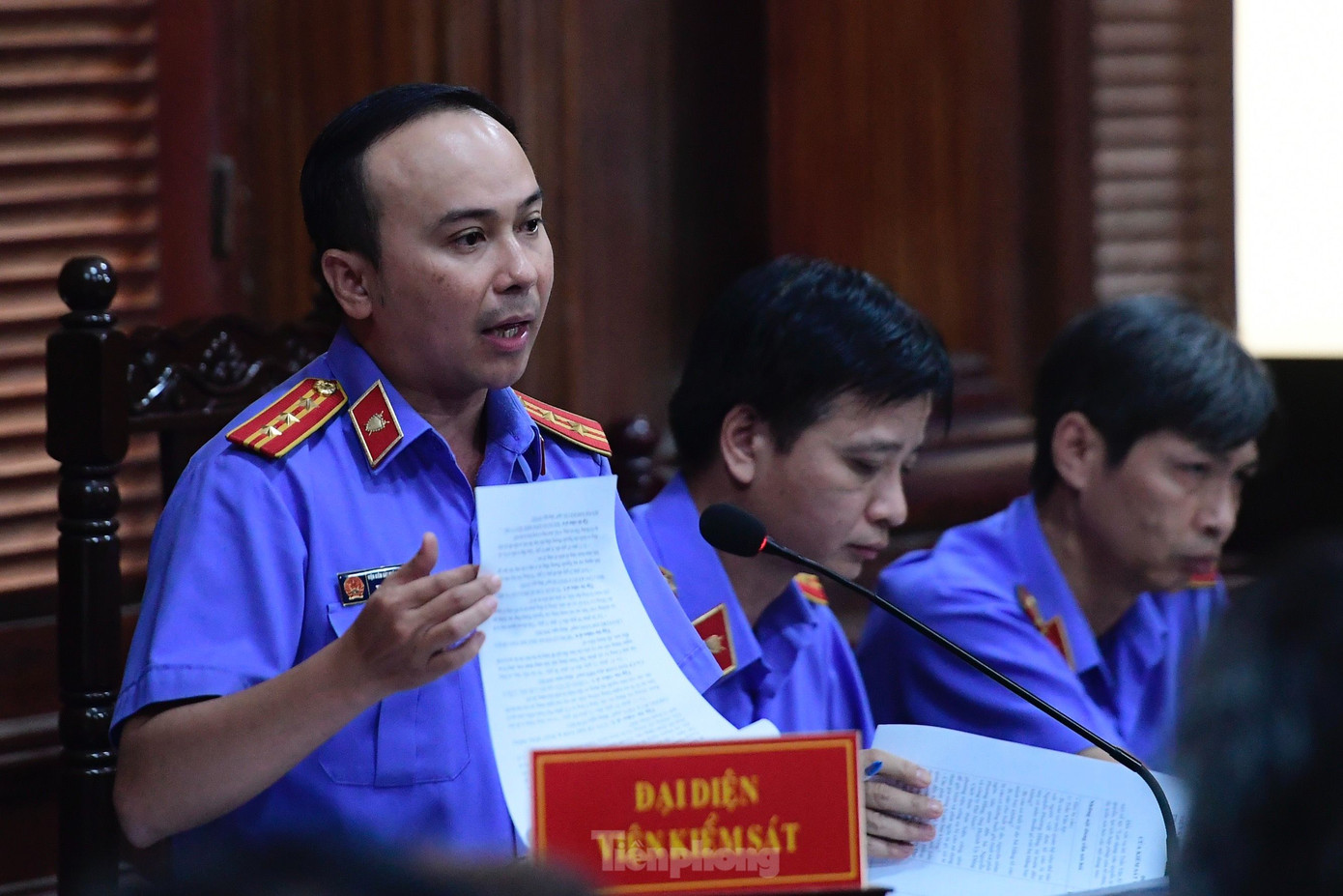 Đại diện Viện kiểm sát nêu quan điểm tại phiên tòa. Ảnh: Duy Anh.