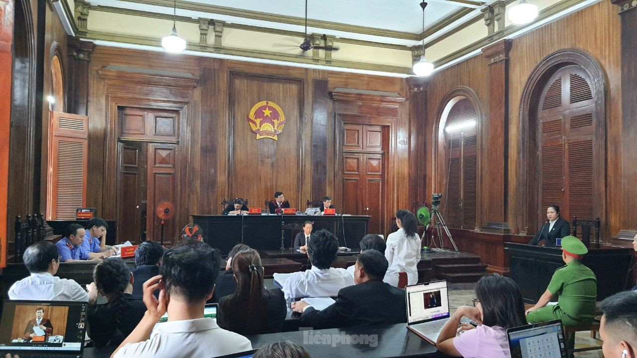 Phiên tòa sẽ diễn ra xuyên trưa. Ảnh: Hoàng Thuận.