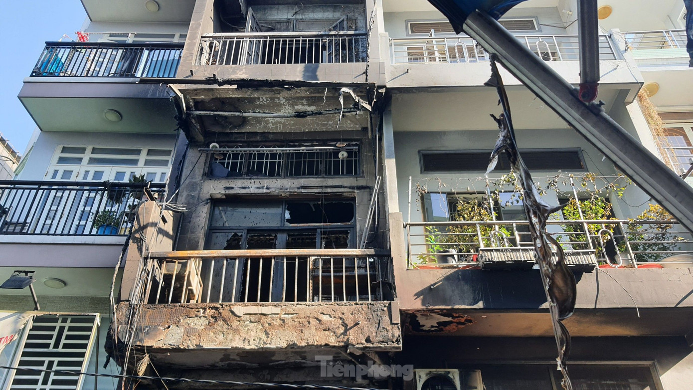 Sức nóng làm vỡ kính và tường bị bong tróc bê tông. Ảnh: Hoàng Thuận.