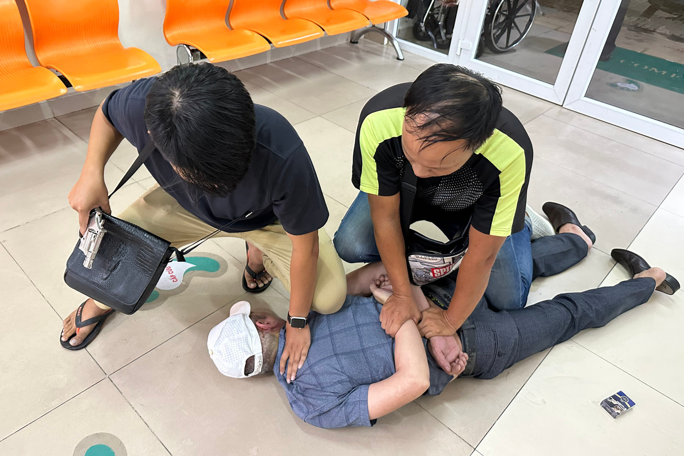 Các trinh sát bắt giữ ông Dũng sau 1 giờ gây án. Ảnh: Công an cung cấp. Các trinh sát bắt giữ ông Dũng sau 1 giờ gây án. Ảnh: Công an cung cấp.