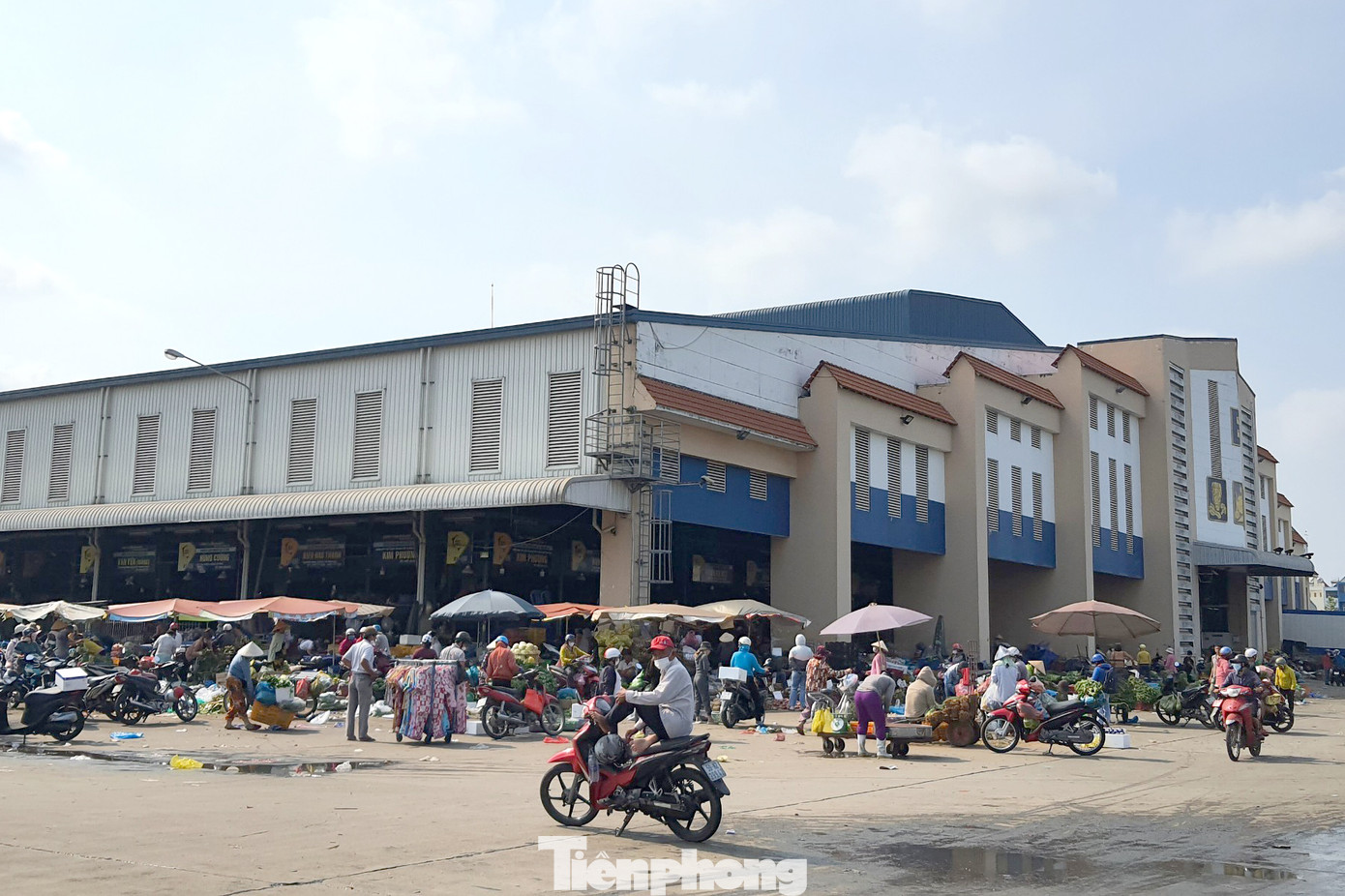 Các tiểu thương phấn khởi, yên tâm buôn bán khi công an triệt phá băng nhóm tội phạm (Ảnh: Hoàng Thuận). Các tiểu thương phấn khởi, yên tâm buôn bán khi công an triệt phá băng nhóm tội phạm (Ảnh: Hoàng Thuận).