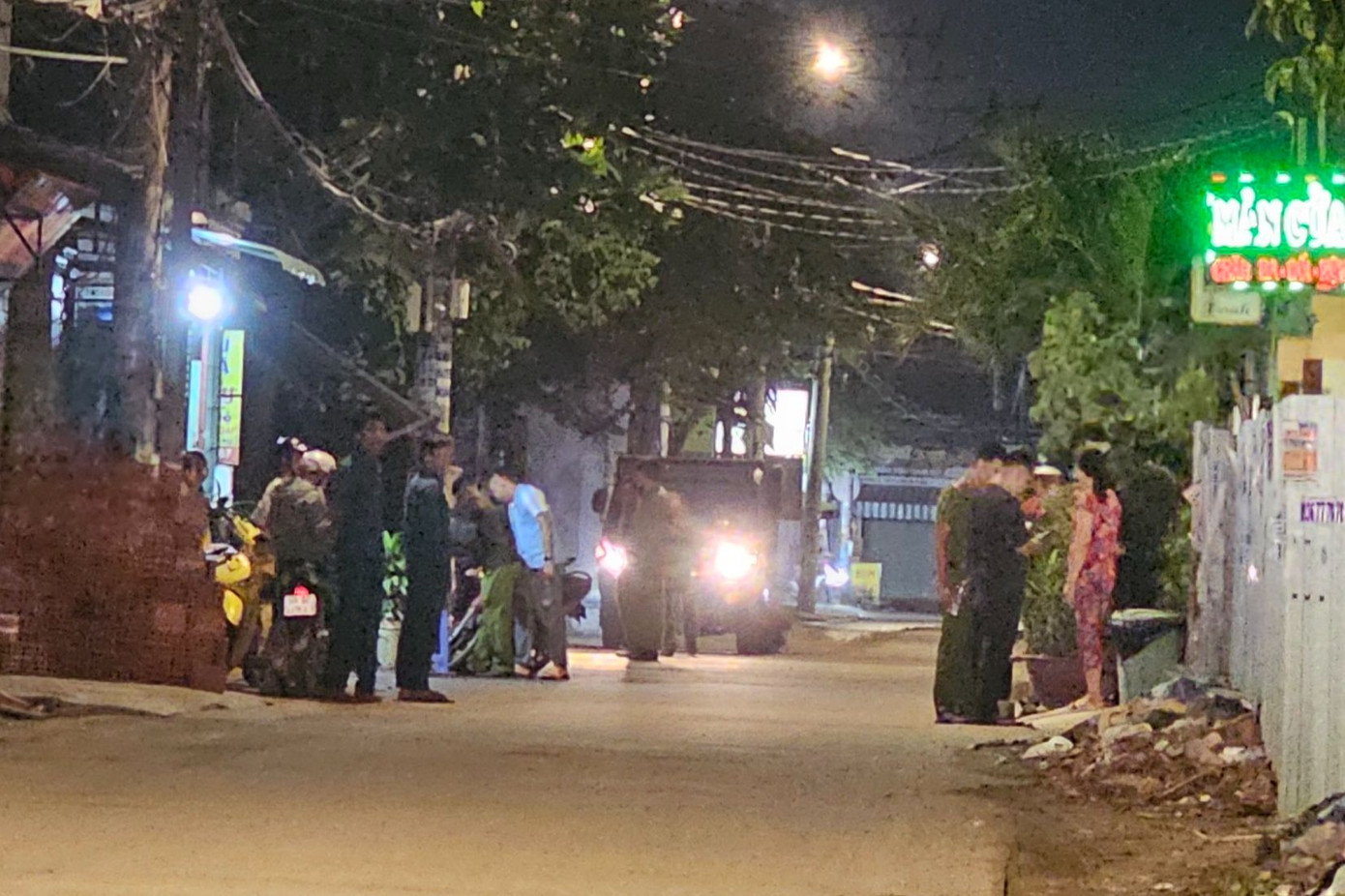 Lực lượng công an có mặt tại khu vực xảy ra vụ việc. Ảnh: A.X. Lực lượng công an có mặt tại khu vực xảy ra vụ việc. Ảnh: A.X.