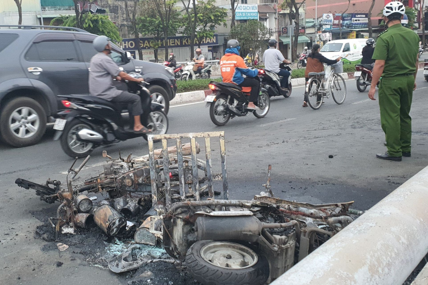 Sau vụ cháy, 2 xe máy còn trơ khung sắt. Ảnh: M.A.