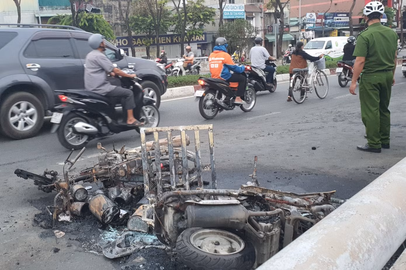 Sau vụ cháy, 2 xe máy còn trơ khung sắt. Ảnh: M.A.