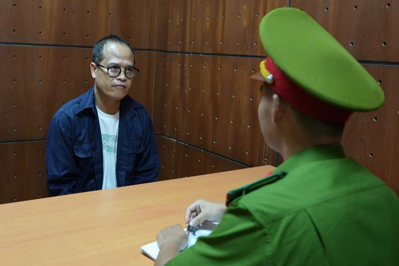 Phạm Trịnh Phong tại cơ quan công an. Ảnh: Công an cung cấp.