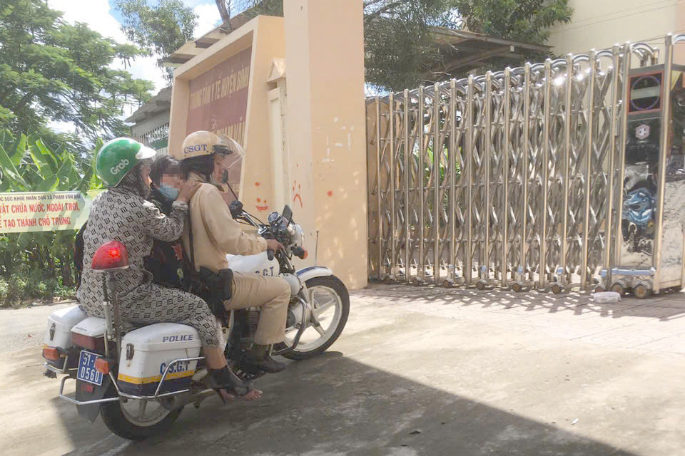 Đại úy Nguyễn Lê Minh Huy dùng mô tô đặc chủng đưa bà P. đến trạm y tế cấp cứu. Ảnh: Công an cung cấp.