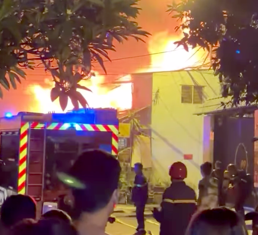 Lửa bao trùm căn nhà. Ảnh: C.A.