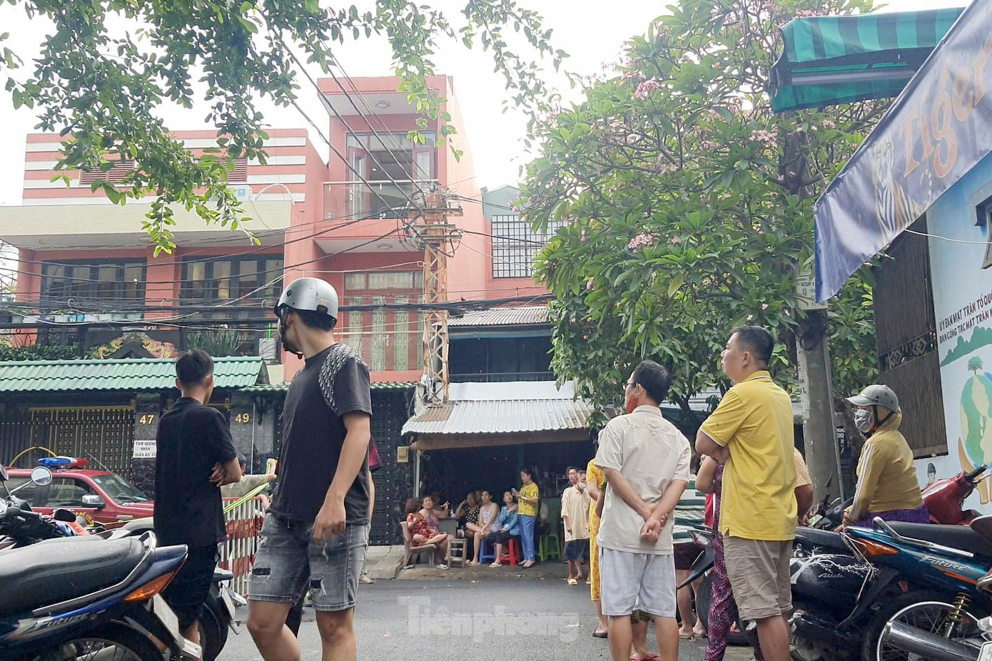 Người dân bàng hoàng trước vụ cháy nhà làm 3 người chết. Ảnh: Hoàng Thuận. Người dân bàng hoàng trước vụ cháy nhà làm 3 người chết. Ảnh: Hoàng Thuận.