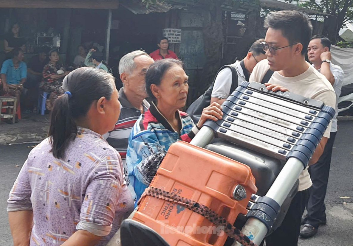 Bà Tàu (người đứng giữa) đau xót kể lại vụ cháy. Ảnh: Hoàng Thuận.