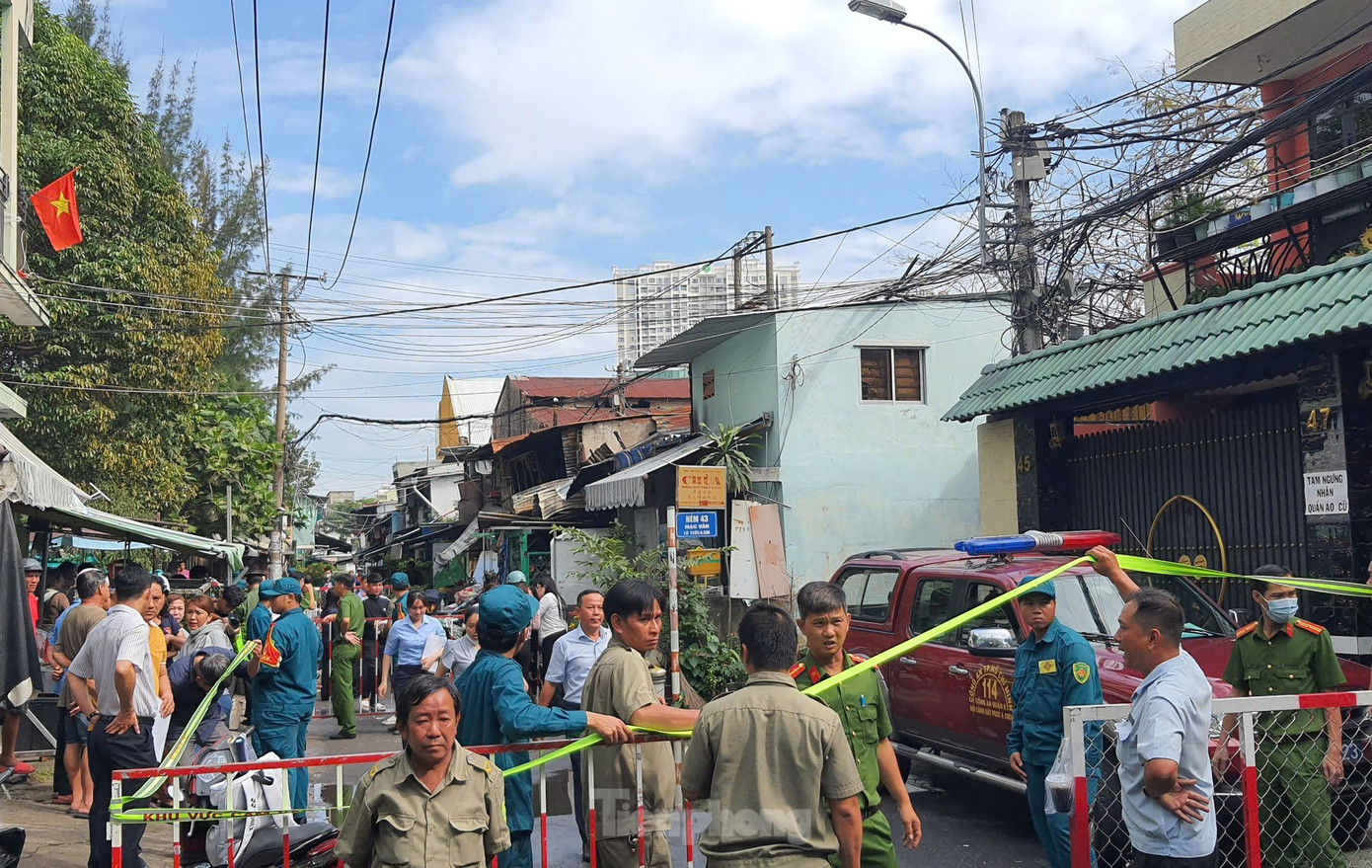 Lực lượng chức năng phong tỏa hiện trường vụ cháy. Ảnh Hoàng Thuận. Lực lượng chức năng phong tỏa hiện trường vụ cháy. Ảnh Hoàng Thuận.