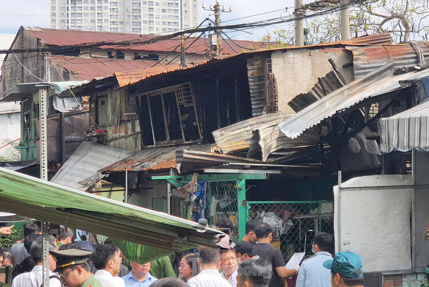 Mái tôn biến dạng sau vụ cháy. Ảnh: Hoàng Thuận.