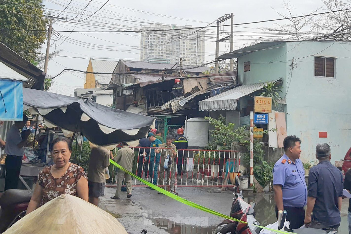 Lực lượng chữa cháy cạy mái tôn để tìm người bị nạn. Ảnh: Hoàng Thuận. Lực lượng chữa cháy cạy mái tôn để tìm người bị nạn. Ảnh: Hoàng Thuận.