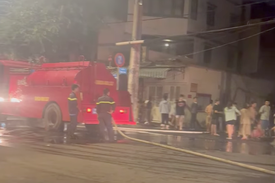 Lực lượng chữa cháy nhanh chóng có mặt. Ảnh: C.A.