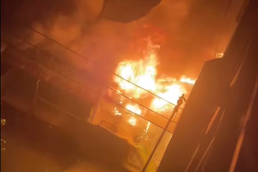 Đám cháy nhìn từ trên cao xuống. Ảnh: C.A.