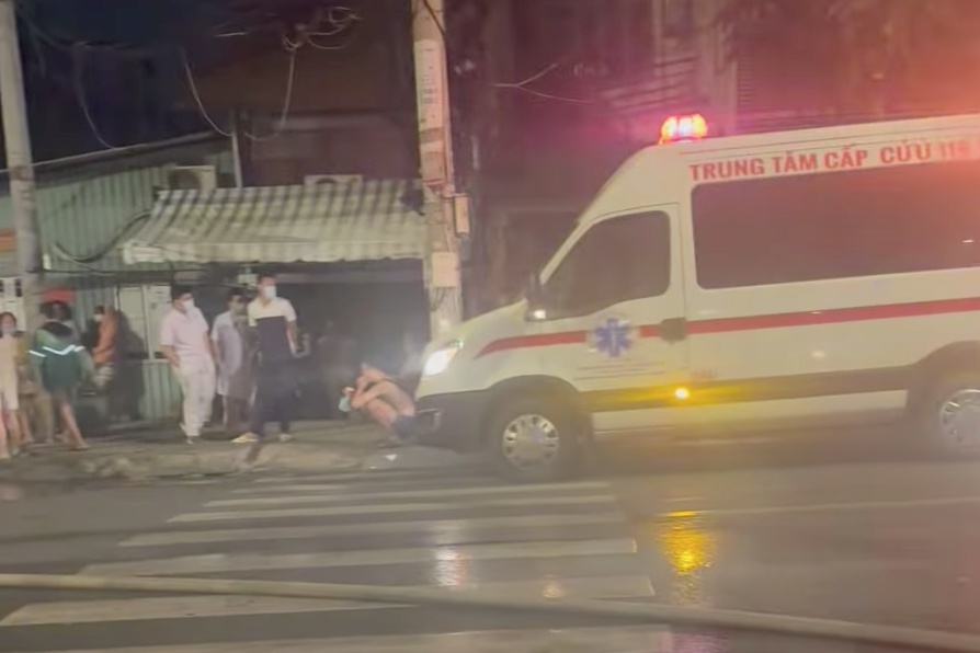 Xe cấp cứu được điều đến hiện trường. Ảnh: C.A.