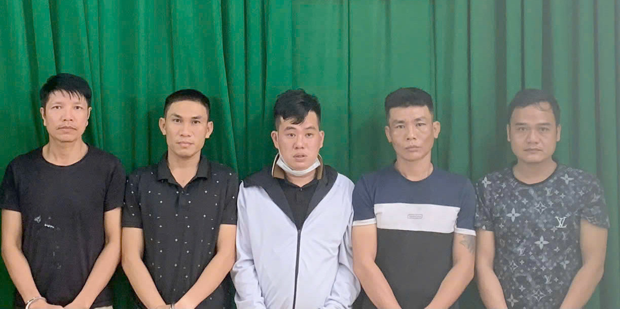 Các đối tượng trong đường dây trộm xe máy bị bắt. Ảnh: C.A.