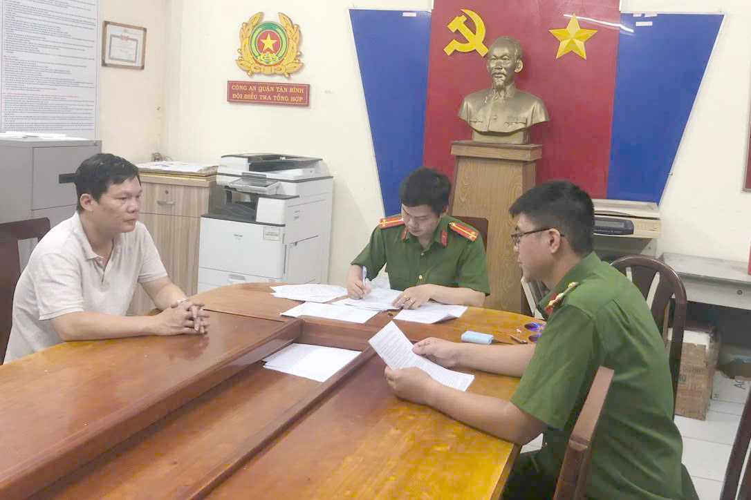 Ông Nguyễn Minh Đức tại cơ quan công an. Ảnh: A.X.