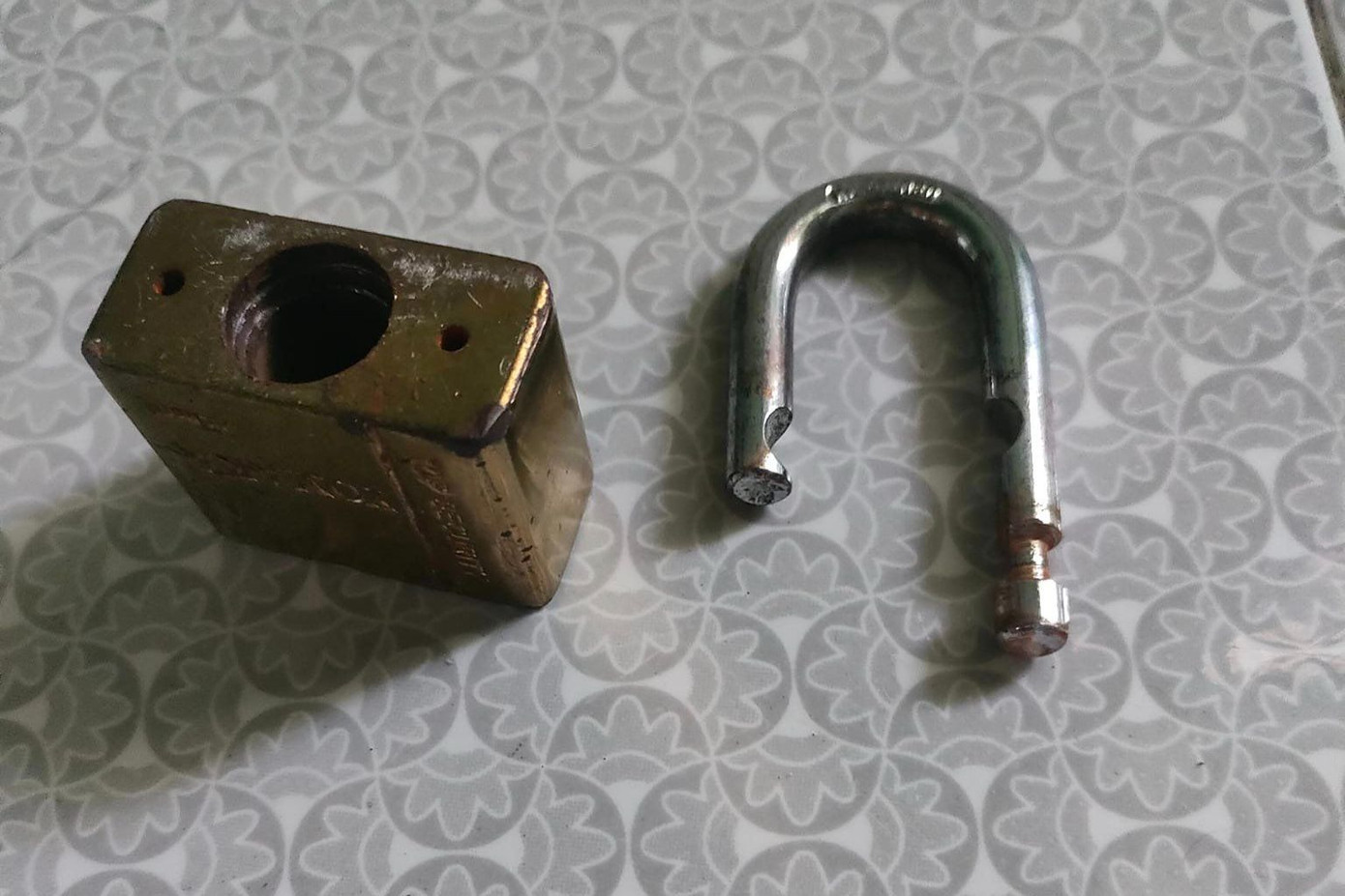 Ổ khóa phòng trọ bị kẻ gian phá. Ổ khóa phòng trọ bị kẻ gian phá.