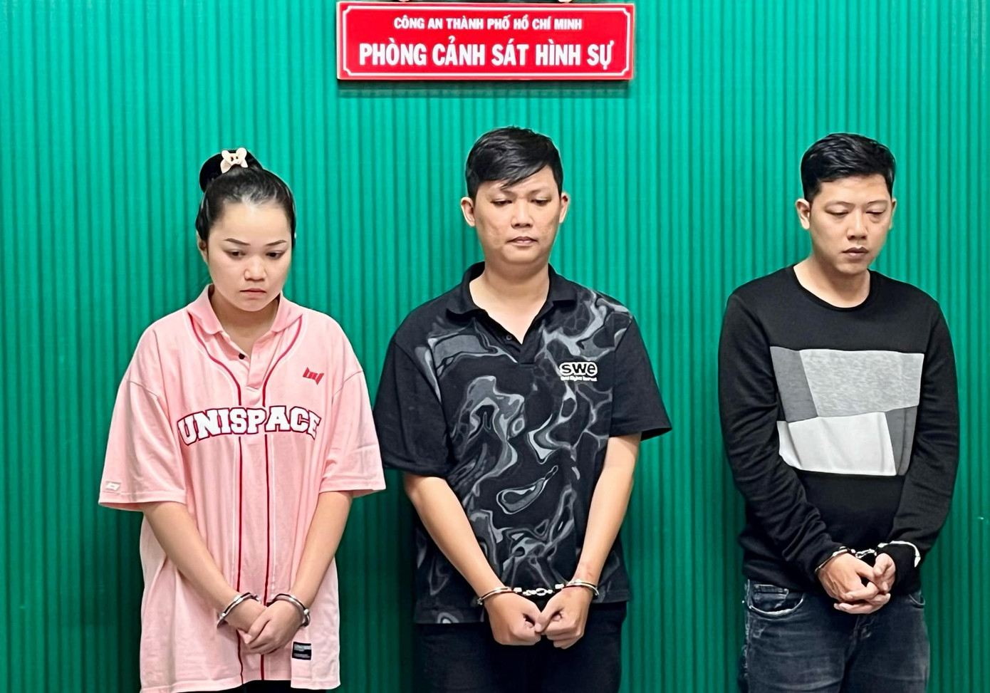 Từ trái qua, Trang, Khải và Đô tại cơ quan công an. Ảnh: Công an cung cấp. Từ trái qua, Trang, Khải và Đô tại cơ quan công an. Ảnh: Công an cung cấp.