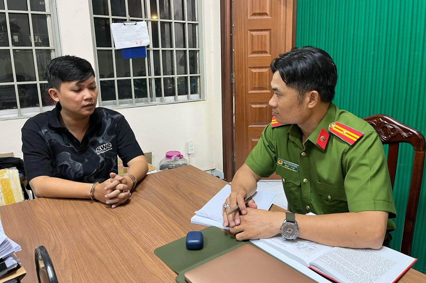 Công an lấy lời khai đối với Khải. Ảnh: Công an cung cấp. Công an lấy lời khai đối với Khải. Ảnh: Công an cung cấp.