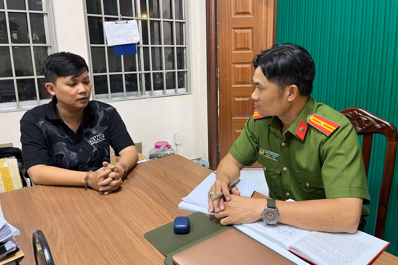 Công an lấy lời khai đối với Khải. Ảnh: Công an cung cấp.