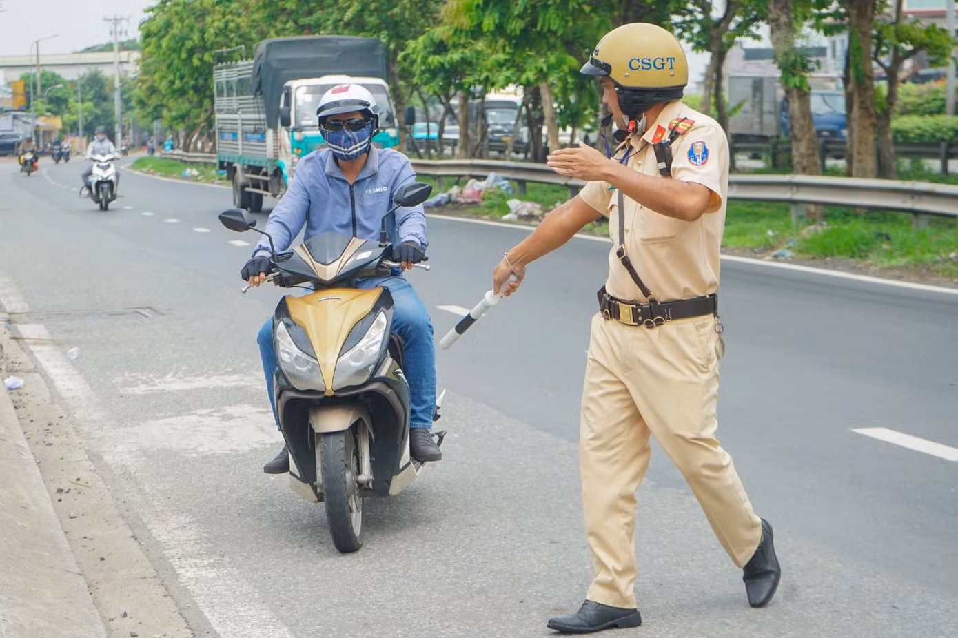 CSGT không yêu cầu người vi phạm nộp phạt trực tuyến. Ảnh: PC08.