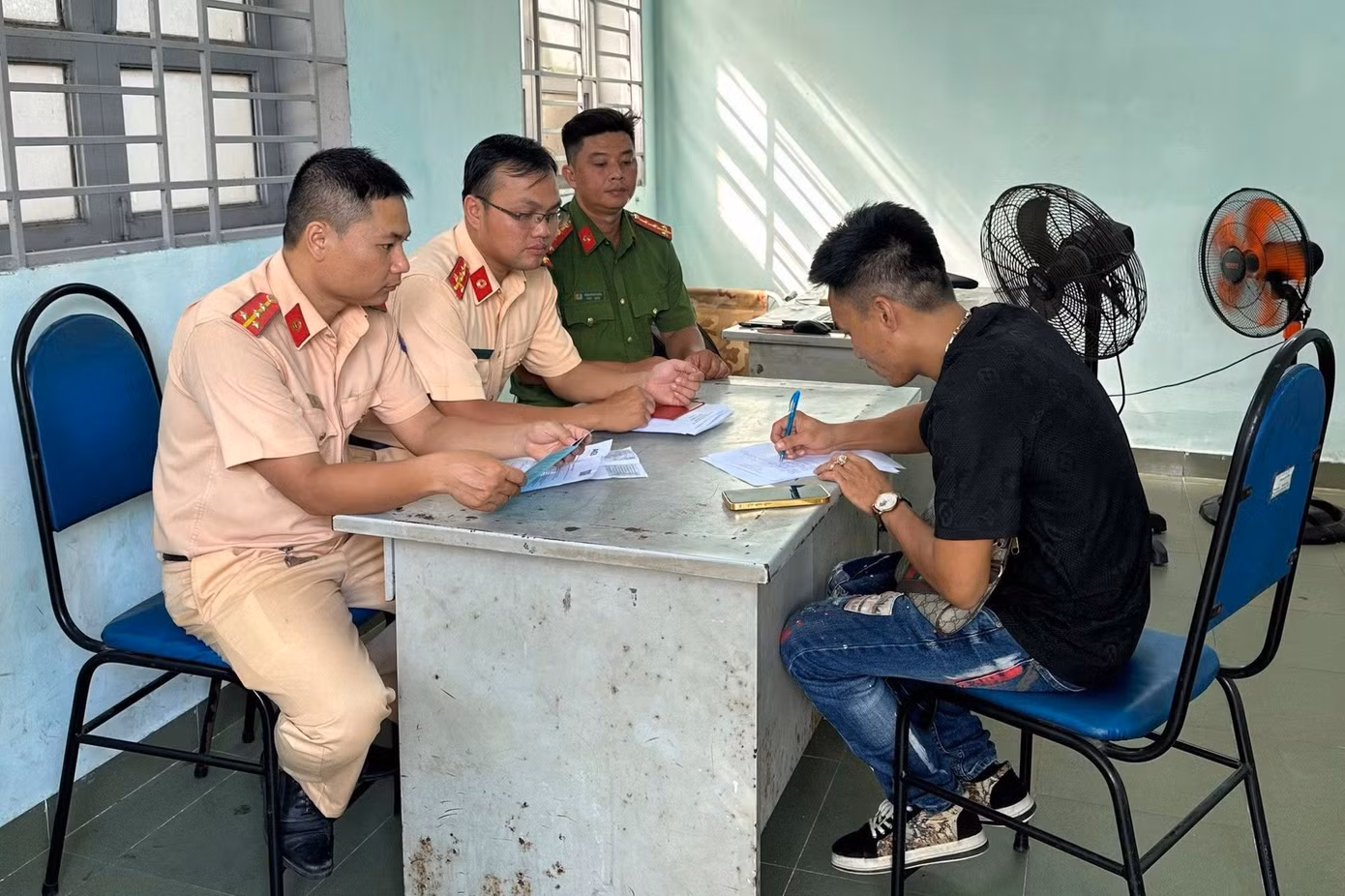 Lực lượng CSGT làm việc trực tiếp với chủ ô tô độ thêm đèn chiếu sáng. Ảnh: PC08.