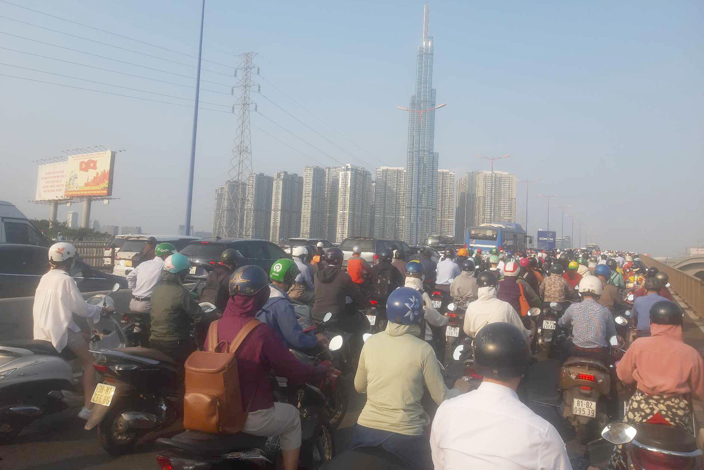 Người dân vất vả khi lưu thông qua cầu Sài Gòn vào sáng đầu tuần. Ảnh: Văn Tiệp.