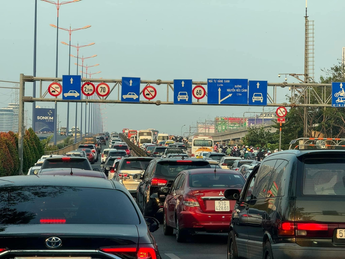 Giao thông qua cầu Sài Gòn, hướng vào trung tâm TPHCM bị ùn ứ cả làn ô tô và xe máy. Ảnh: Sơn Trung.