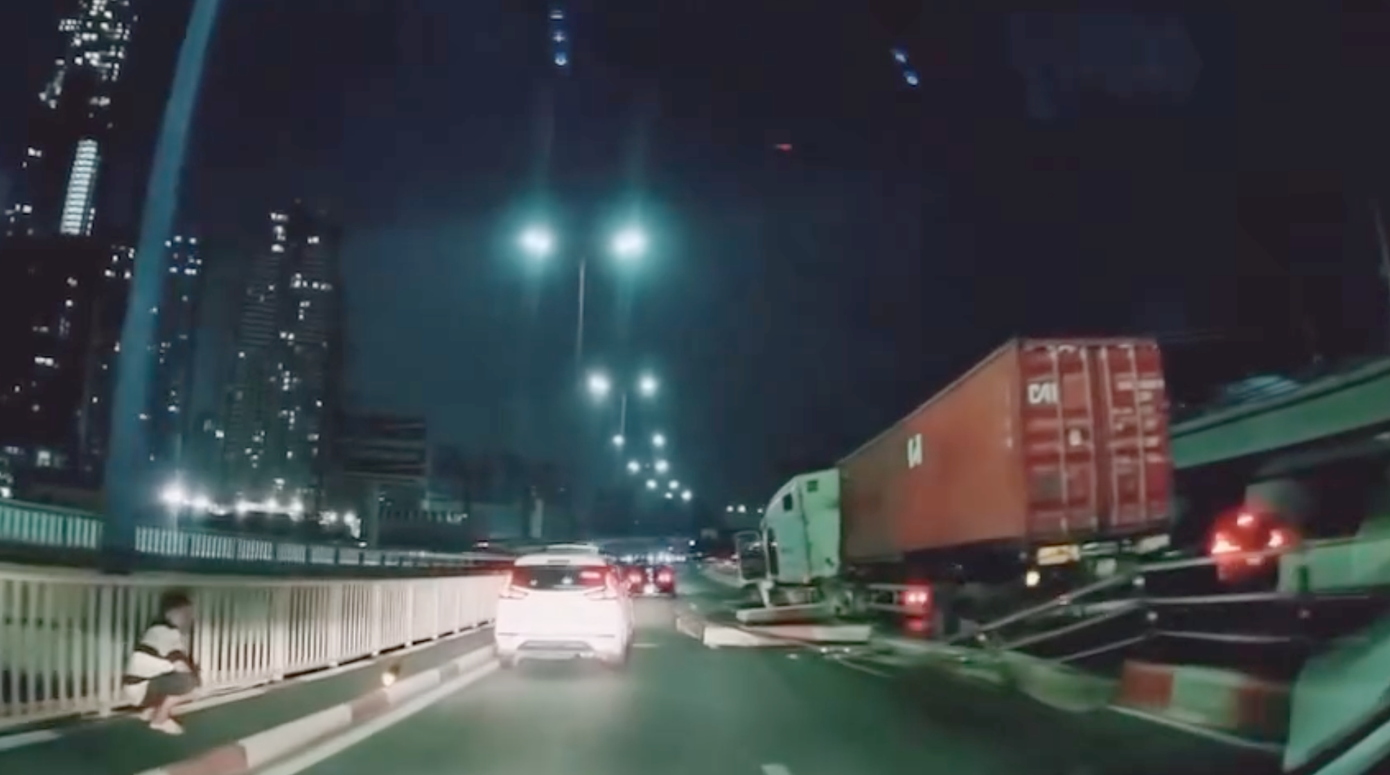 Hiện trường xe container tông dải phân cách trên cầu Sài Gòn. Ảnh cắt từ clip.