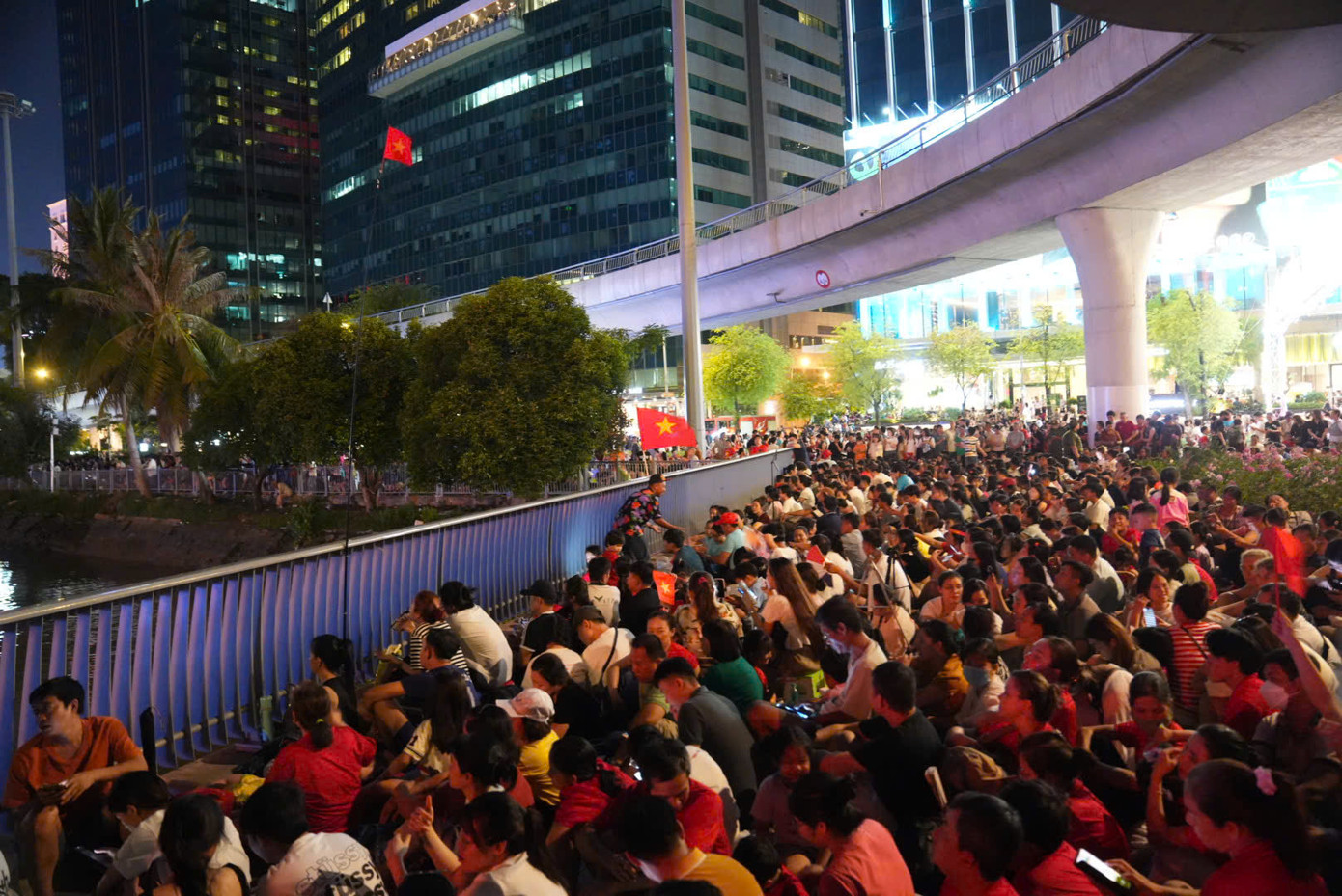 Ngoài bắn pháo hoa, nhiều chương trình nghệ thuật đặc sắc, hấp dẫn cũng được tổ chức trong đêm 30/4.