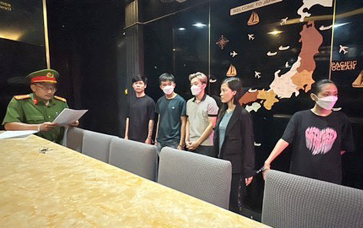 Cơ quan điều tra thi hành lệnh bắt tạm giam các bị can.