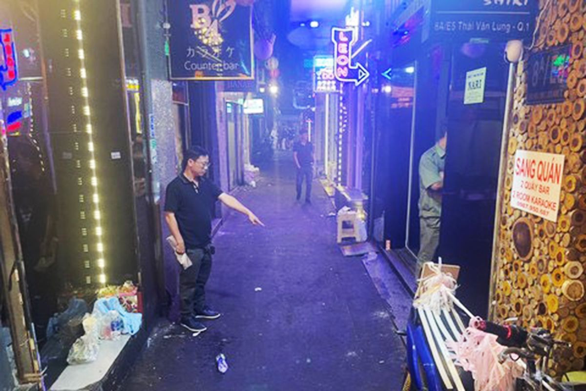 Khu vực ông D. bị lột quần áo, đẩy ra khỏi nhà hàng.