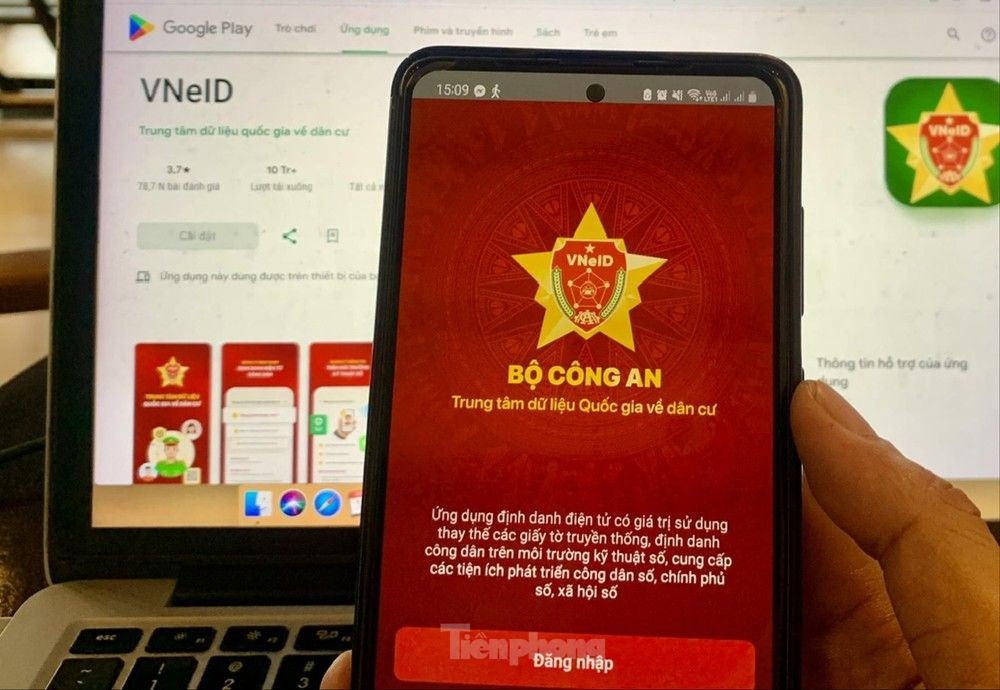 Cơ quan công an khuyến cáo người dân cài đặt ứng dụng VneID từ nguồn chính thống trên App Store và CH Play. Ảnh: Hoàng Thuận. Cơ quan công an khuyến cáo người dân cài đặt ứng dụng VneID từ nguồn chính thống trên App Store và CH Play. Ảnh: Hoàng Thuận.