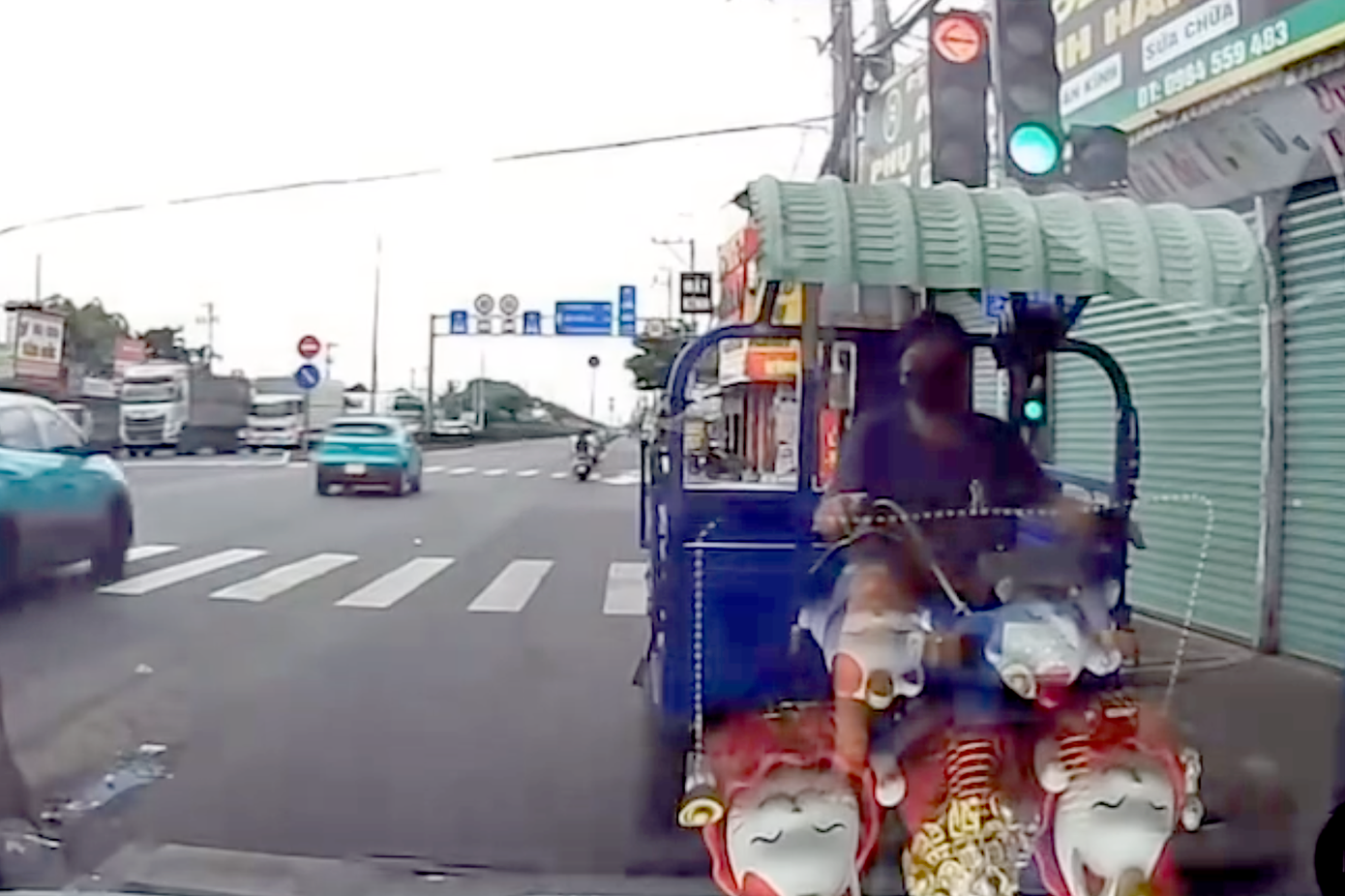 Tài xế xe ba gác ngang nhiên đi ngược chiều. Ảnh cắt từ clip.