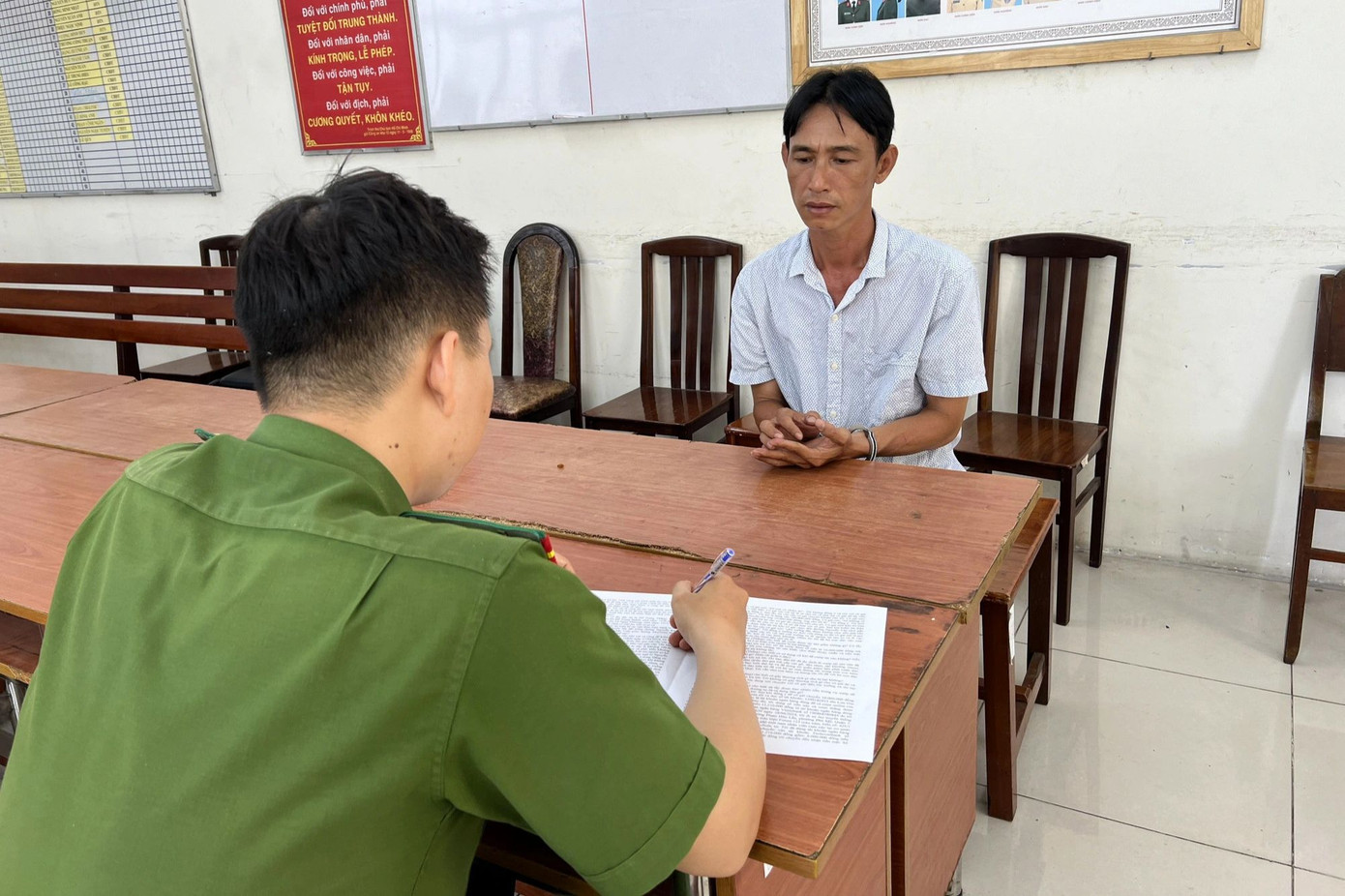 Cơ quan công an lấy lời khai đối với ông Đỗ Trọng Thắng.