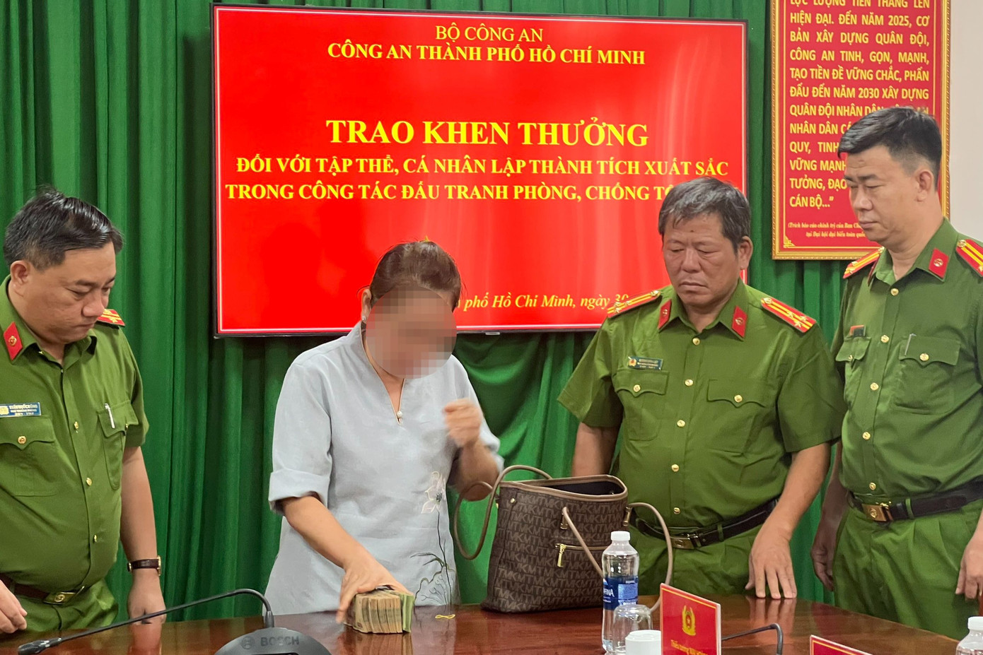 Chủ biệt thự nhận lại tài sản từ cơ quan công an.