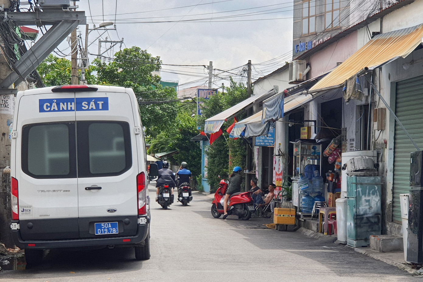 Xe của lực lượng chức năng tại hiện trường. Ảnh: Hoàng Thuận. Xe của lực lượng chức năng tại hiện trường. Ảnh: Hoàng Thuận.