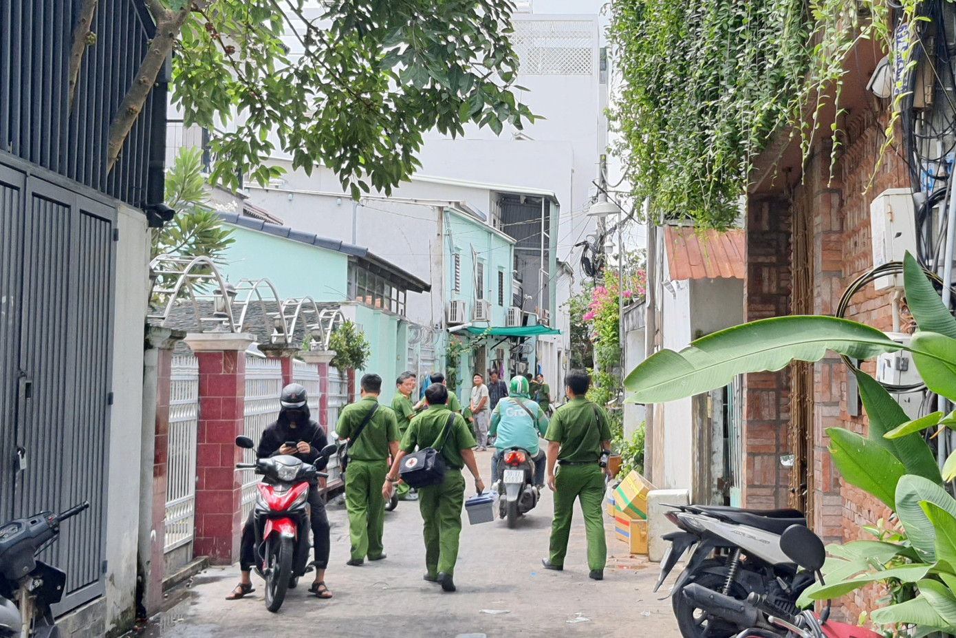 Lúc 10h45, các đơn vị nghiệp vụ Công an TPHCM có mặt để khám nghiệm hiện trường, làm rõ nguyên nhân vụ cháy. Ảnh: Hoàng Thuận. Lúc 10h45, các đơn vị nghiệp vụ Công an TPHCM có mặt để khám nghiệm hiện trường, làm rõ nguyên nhân vụ cháy. Ảnh: Hoàng Thuận.