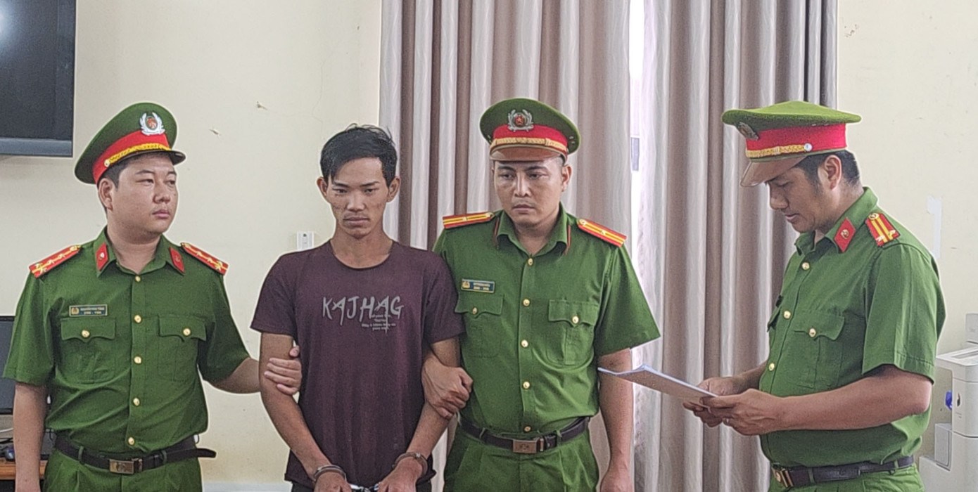 Cơ quan điều tra tống đạt các quyết định đối với Nguyễn Thanh Tâm. Ảnh: Công an cung cấp.