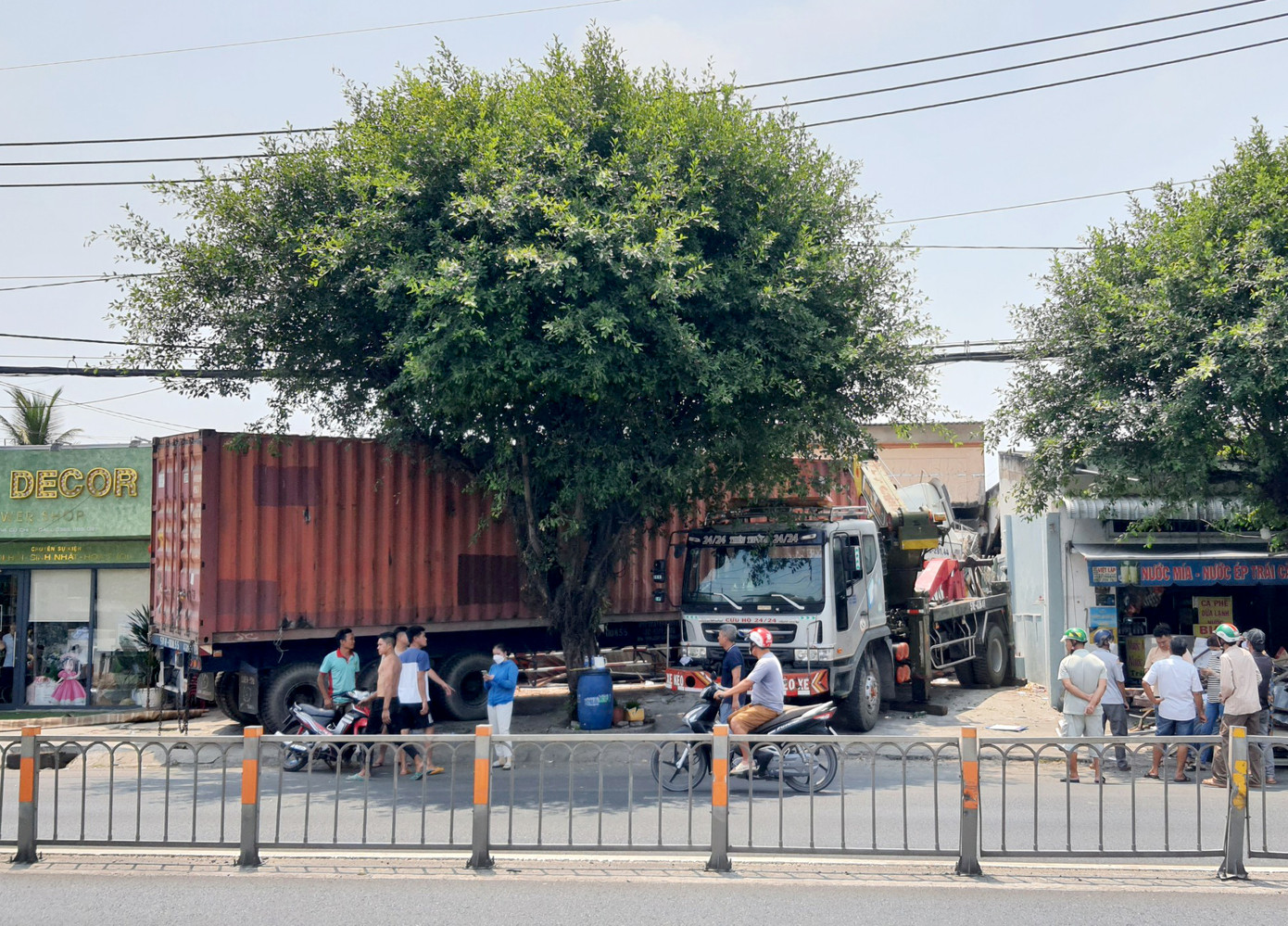 Hiện trường vụ xe container lao vào nhà dân. Ảnh: Minh Anh.