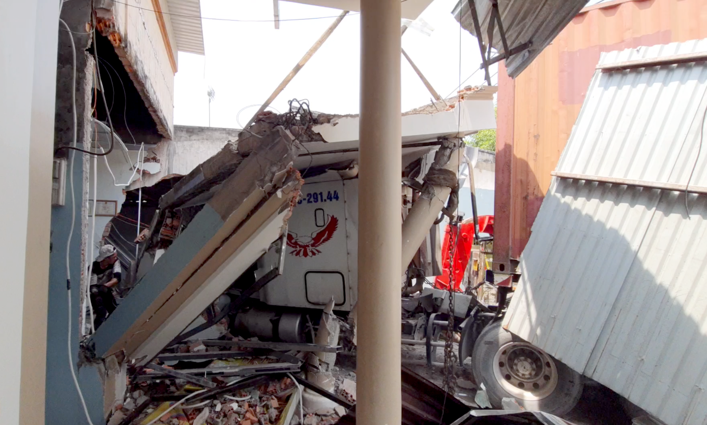 Một phần bức tường nhà dân bị hư hỏng. Ảnh: Minh Anh.