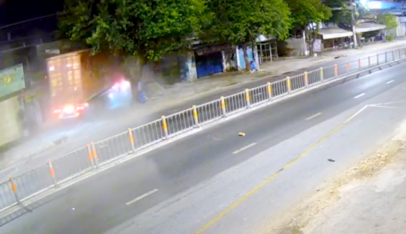 Xe container lao vào nhà dân sau khi ủi hàng loạt dải phân cách. Ảnh cắt từ clip.